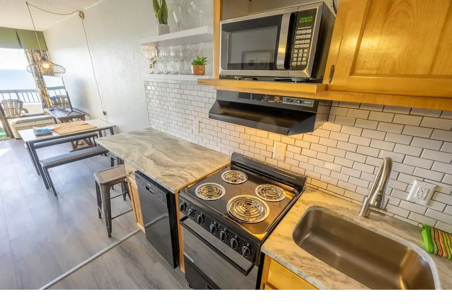 1BR Direct Oceanfront Views | Pools, Modern Decor!